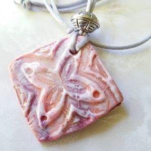 Aromatherapy pendant necklace